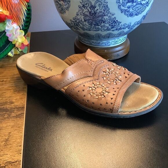 Clarks Bendable Leather Sandals - Picture 1 of 6